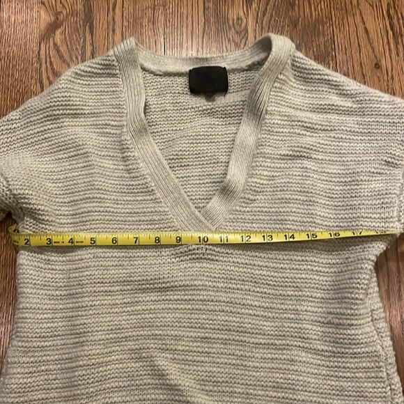 Intermix women’s light grey chunky v-neck wool cashmere sweater size small - Picture 3 of 5